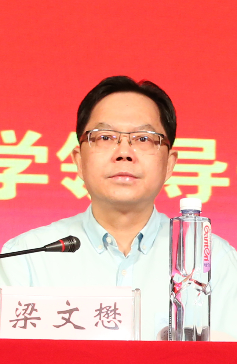 江西省委组织部干部四处处长梁文懋主持大会