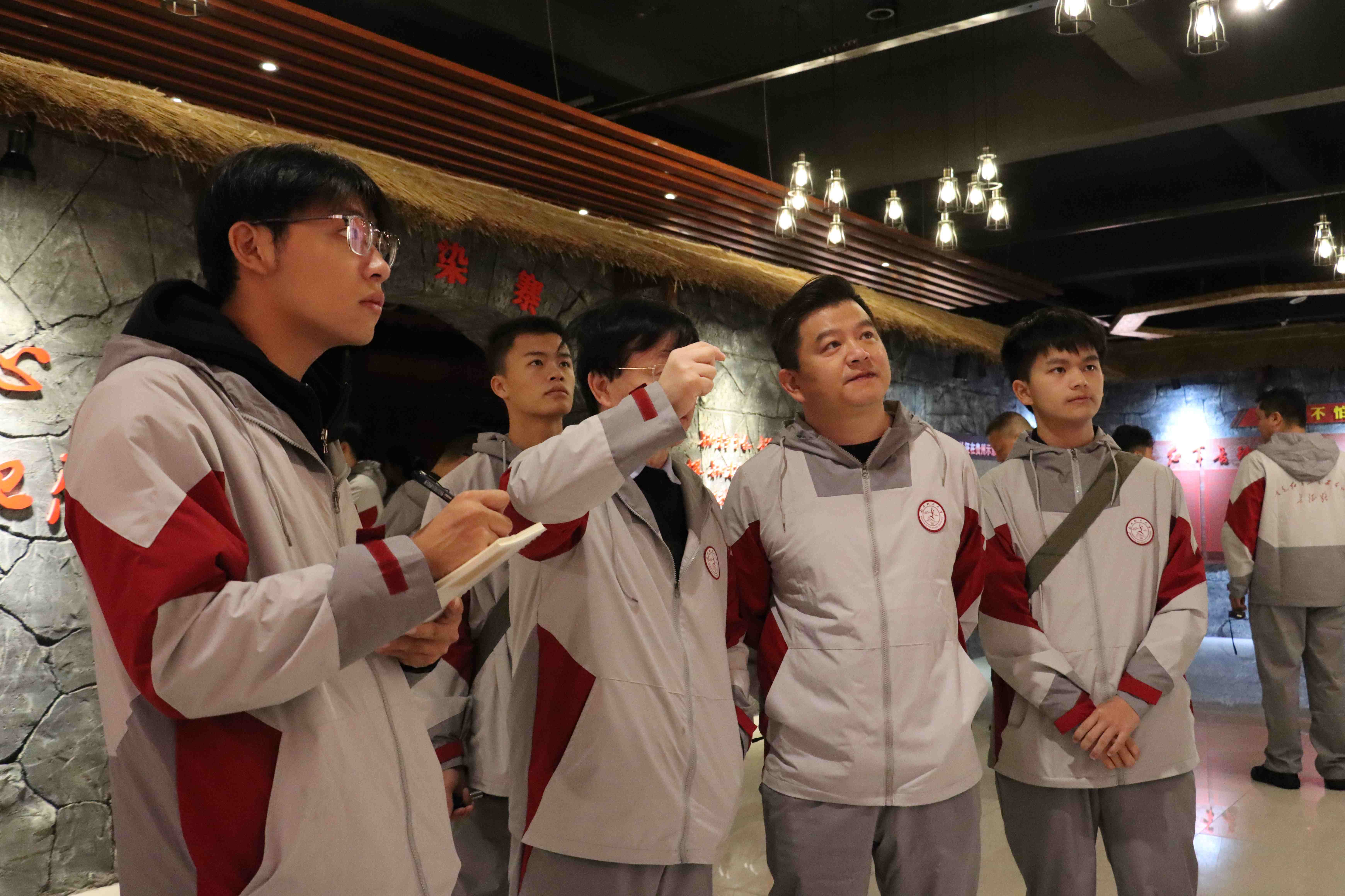 2025��11��3�����磬��½������ݲι�ѧϰ