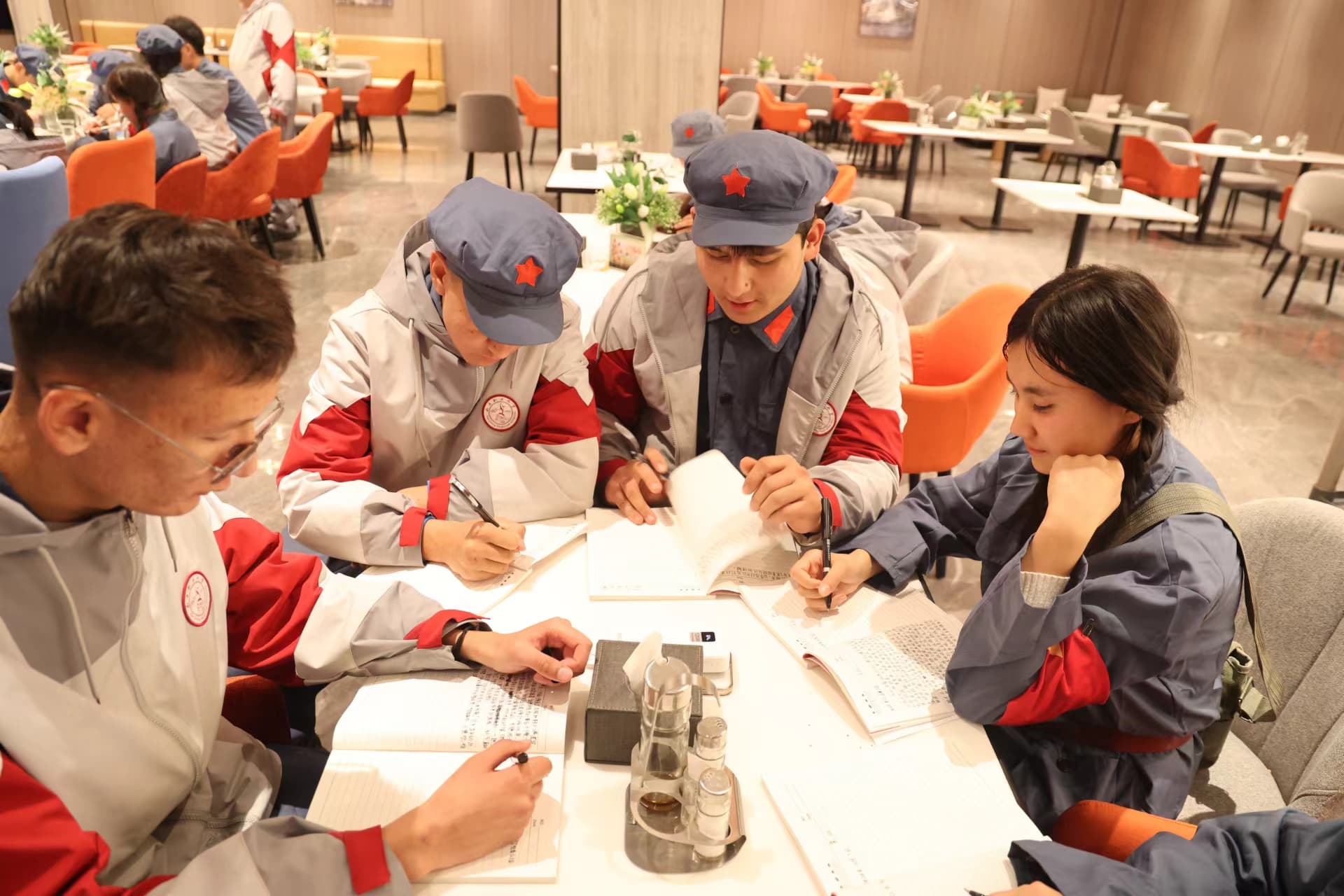 2024��12��7����ͬѧ���ڽ����ĵ�